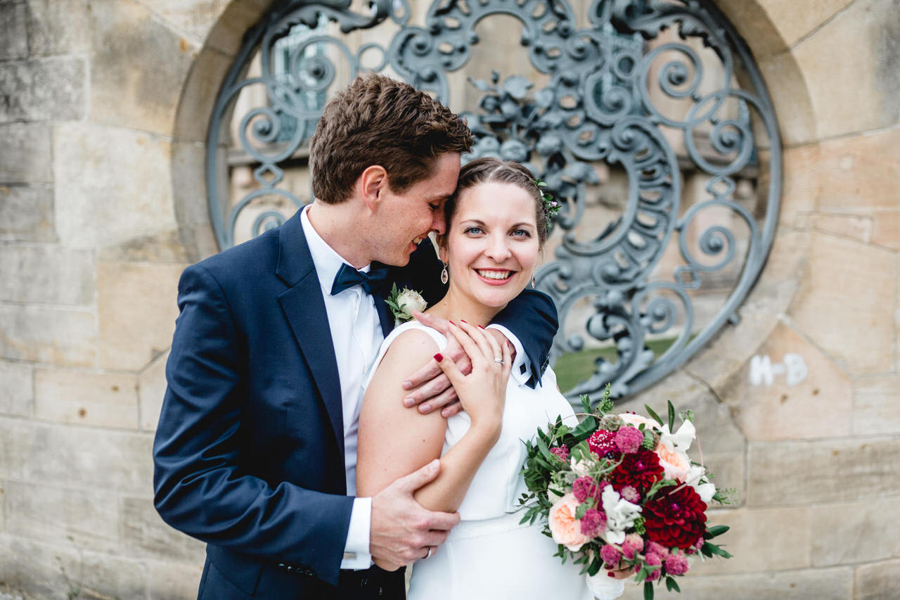Hochzeitsfotograf Nürnberg - der Bräutigam kuschelt mit seiner Braut Hochzeitsfotograf Nürnberg - der Bräutigam kuschelt mit seiner Braut