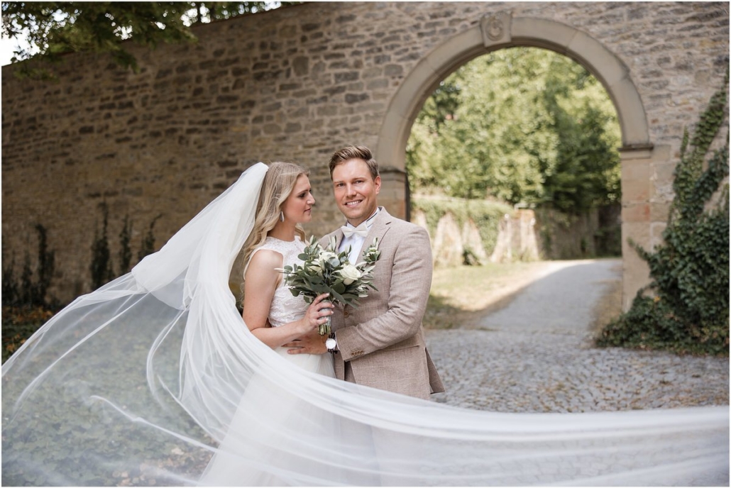 Hochzeitsfotograf Nürnberg - wehender Schleider der Braut beim Brautpaar Shooting Hochzeitsfotograf Nürnberg - wehender Schleider der Braut beim Brautpaar Shooting