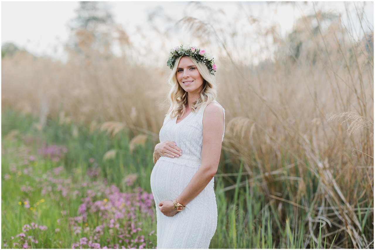 Babybauch-Shooting-Fuerth-Blumenhaarkranz_030