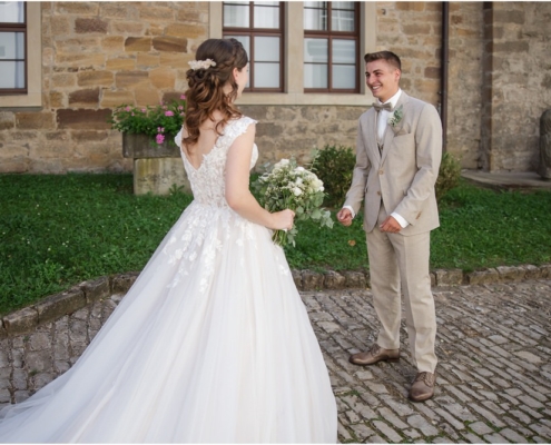 Hochzeitsfotograf-Freihof-Prichsenstadt_0019 First Look Moment zwischen Braut und Bräutigam in den Gassen von Prichsenstadt