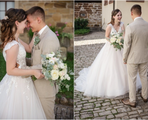 Hochzeitsfotograf-Freihof-Prichsenstadt_0020 First Look Moment zwischen Braut und Bräutigam in den Gassen von Prichsenstadt