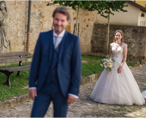 Hochzeitsfotograf-Freihof-Prichsenstadt_0042 First Look zwischen Braut und Brautvater in den Gassen von Prichsenstadt