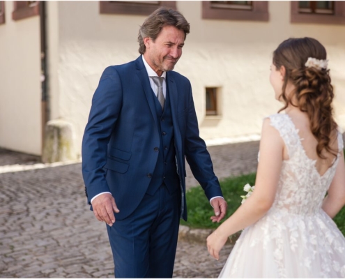 Hochzeitsfotograf-Freihof-Prichsenstadt_0043 First Look zwischen Braut und Brautvater in den Gassen von Prichsenstadt