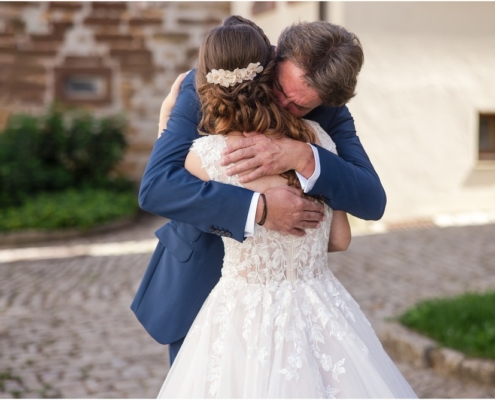 Hochzeitsfotograf-Freihof-Prichsenstadt_0044 First Look zwischen Braut und Brautvater in den Gassen von Prichsenstadt