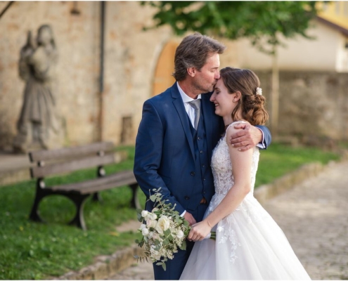 Hochzeitsfotograf-Freihof-Prichsenstadt_0045 First Look zwischen Braut und Brautvater in den Gassen von Prichsenstadt