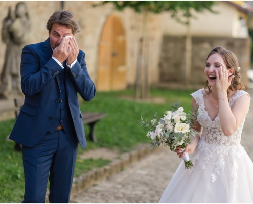 Hochzeitsfotograf-Freihof-Prichsenstadt_0046 First Look zwischen Braut und Brautvater in den Gassen von Prichsenstadt