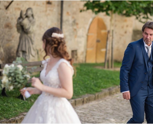 Hochzeitsfotograf-Freihof-Prichsenstadt_0047 First Look zwischen Braut und Brautvater in den Gassen von Prichsenstadt