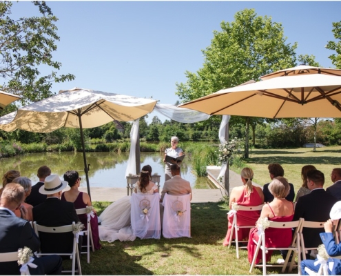 Hochzeitsfotograf-Freihof-Prichsenstadt_0060 Freie Trauung unter der Trauerweide beim Freihof in Prichsenstadt