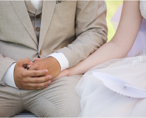 Hochzeitsfotograf-Freihof-Prichsenstadt_0063 Freie Trauung unter der Trauerweide beim Freihof in Prichsenstadt