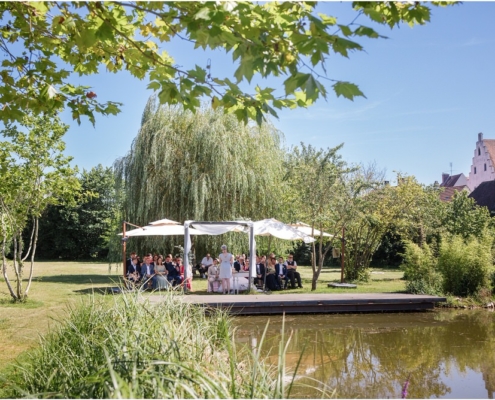 Hochzeitsfotograf-Freihof-Prichsenstadt_0064 Freie Trauung unter der Trauerweide beim Freihof in Prichsenstadt