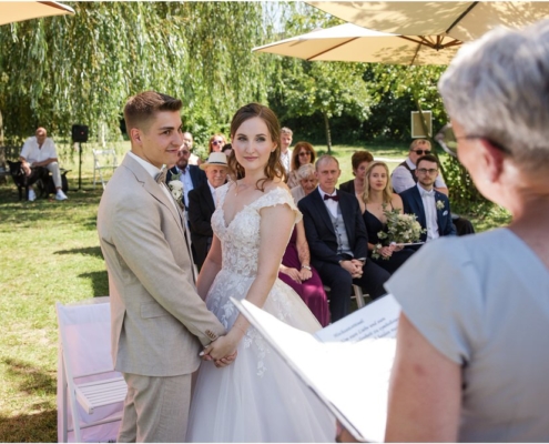 Hochzeitsfotograf-Freihof-Prichsenstadt_0066 Freie Trauung unter der Trauerweide beim Freihof in Prichsenstadt