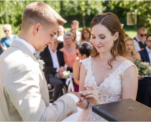Hochzeitsfotograf-Freihof-Prichsenstadt_0067 Freie Trauung unter der Trauerweide beim Freihof in Prichsenstadt