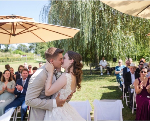 Hochzeitsfotograf-Freihof-Prichsenstadt_0068 Freie Trauung unter der Trauerweide beim Freihof in Prichsenstadt