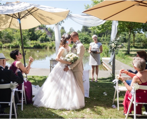 Hochzeitsfotograf-Freihof-Prichsenstadt_0069 Freie Trauung unter der Trauerweide beim Freihof in Prichsenstadt