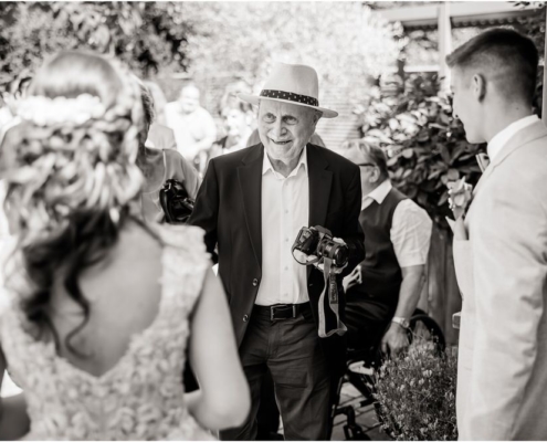 Hochzeitsfotograf-Freihof-Prichsenstadt_0077 Gratulationen der Gäste an das Brautpaar im Freihof Prichsenstadt