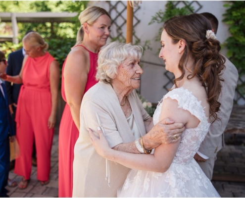 Hochzeitsfotograf-Freihof-Prichsenstadt_0078 Gratulationen der Gäste an das Brautpaar im Freihof Prichsenstadt