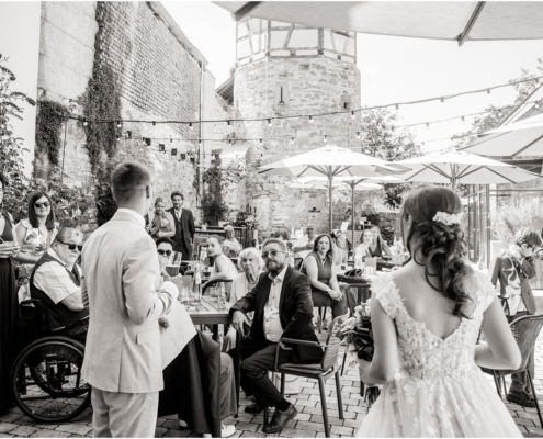 Hochzeitsfotograf-Freihof-Prichsenstadt_0081 Sektempfang im Freihof in Prichsenstadt