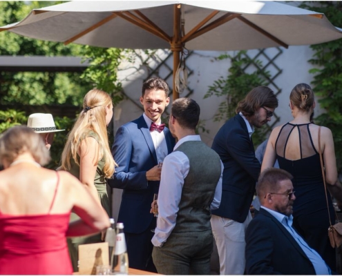 Hochzeitsfotograf-Freihof-Prichsenstadt_0083 Sektempfang im Freihof in Prichsenstadt