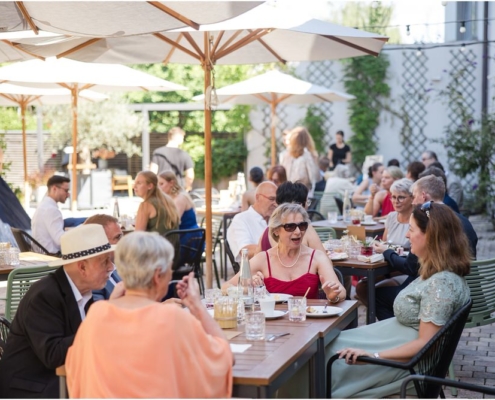 Hochzeitsfotograf-Freihof-Prichsenstadt_0094 Sektempfang im Freihof in Prichsenstadt