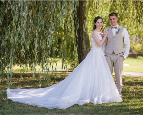 Hochzeitsfotograf-Freihof-Prichsenstadt_0098 Brautpaarfotos unter der Trauerweide im Freihof in Prichsenstadt