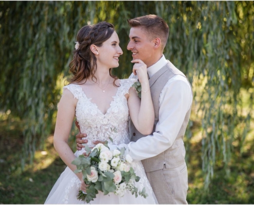 Hochzeitsfotograf-Freihof-Prichsenstadt_0099 Brautpaarfotos unter der Trauerweide im Freihof in Prichsenstadt