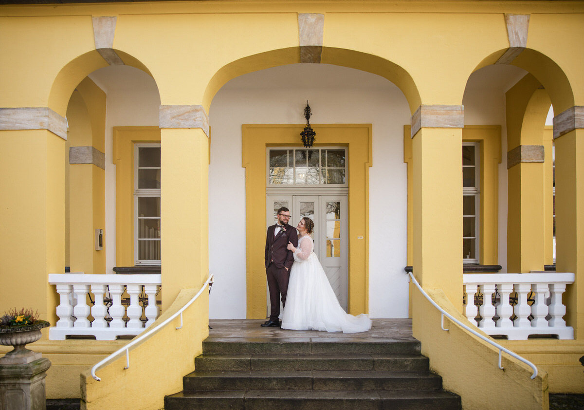 Brautpaar posiert auf einer Schlosstreppe Brautpaar posiert auf einer Schlosstreppe