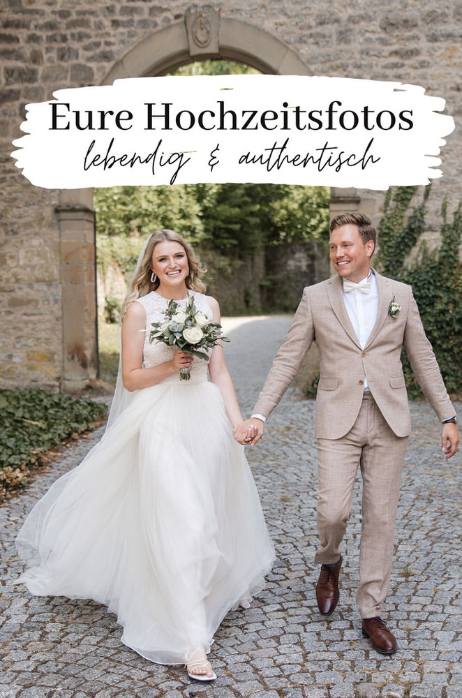 Eine Braut läuft strahlend mit ihrem Bräutigam an der Hand. Das Brautkleid weht dynamisch. Eine Braut läuft strahlend mit ihrem Bräutigam an der Hand. Das Brautkleid weht dynamisch.